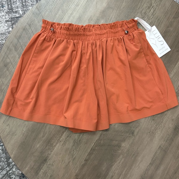 ATHLETA X ALICIA KEYS NWT ENLIGHTEN UP FLUTTER SHORTS - Picture 2 of 5